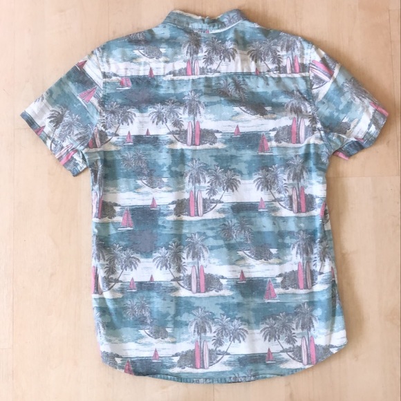 Hawaiian shirt - Picture 2 of 4